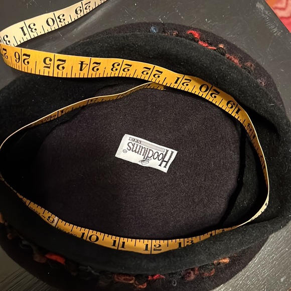 Hoodlums black wool beret with floral yarn edging - Picture 7 of 7